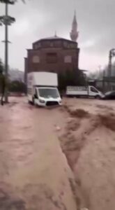 Hatay'da sağanak sele neden oldu, yollar suya gömüldü