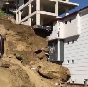 İnşaat kazısından kopan kaya bitişik binanın üzerine düştü!