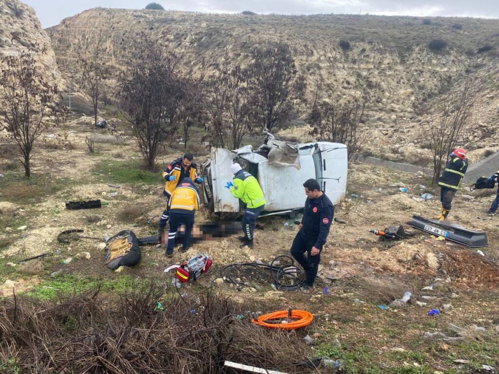 Kontrolden çıkarak şarampole uçan otomobildeki yolcu hayatını kaybetti