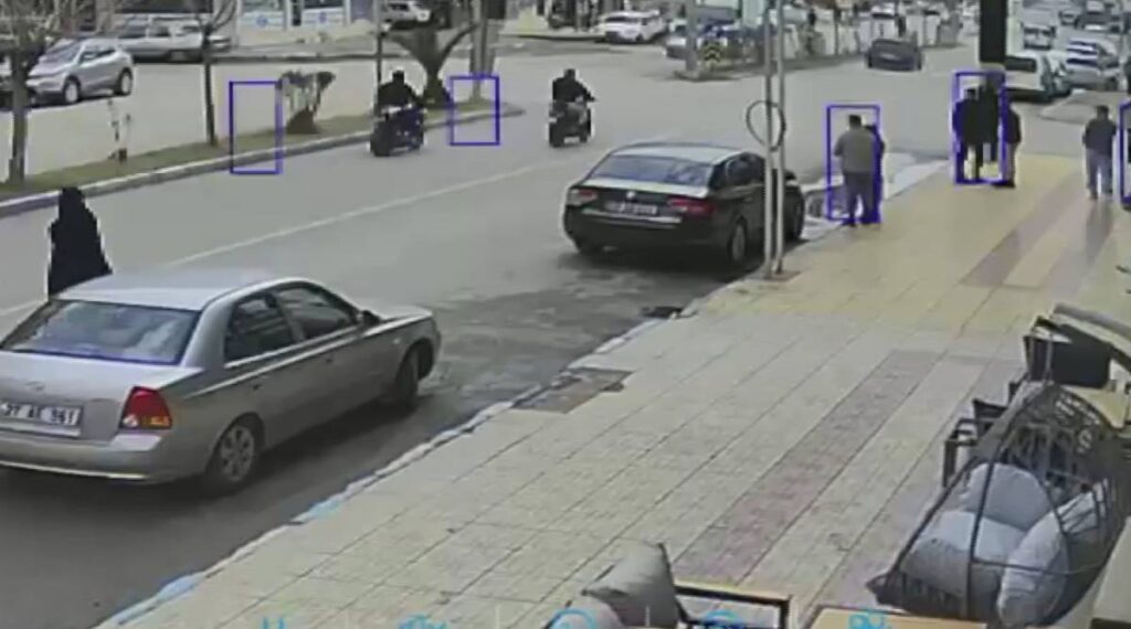 Motosiklet sürücüsü metrelerce sürüklendi