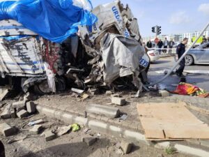 Şanlıurfa’da freni patlayan kamyon araçların arasına daldı!