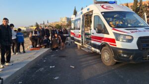 Şanlıurfa'da tarım işçilerini taşıyan minibüs direğe çarptı: 15 yaralı