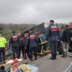 Yolcu otobüsü devrildi: çok sayıda ölü ve yaralı var