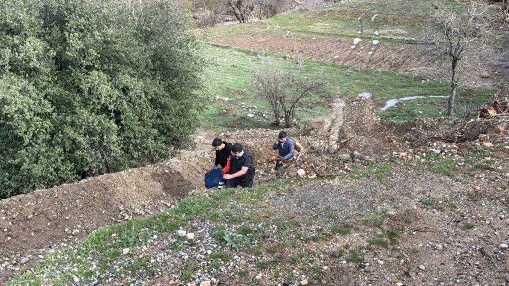 Adıyaman'da otomobil dere yatağına yuvarlandı!