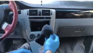Akıl almaz yöntem: Oto teybinin arkasına gizlediler!
