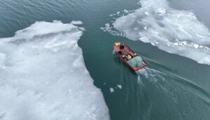 Buzlar eridi: Nazik Gölü’nde balıkçı tekneleri suya indi!