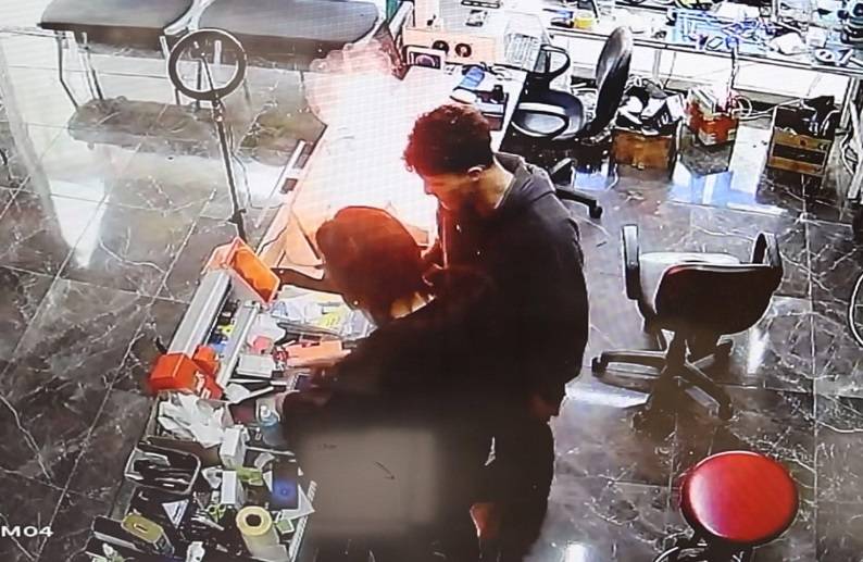 Cep telefonu bomba gibi patladı: O anlar kamerada