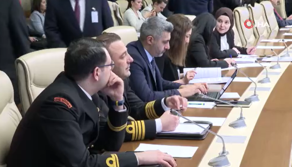 Doğum izni ve sosyal medya teklifi görüşmeleri ertelendi!