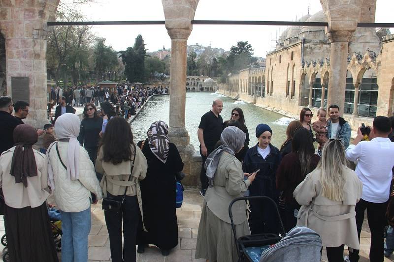 Güneş yüzünü gösterdi: Balıklıgöl'e ziyaretçi akını!