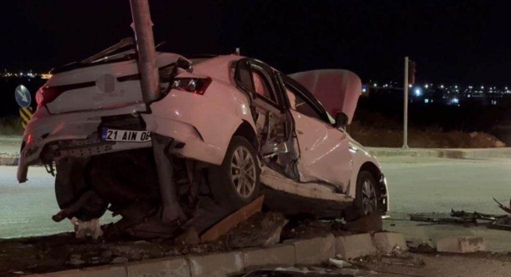 İki otomobil kafa kafaya çarpıştı!