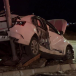 İki otomobil kafa kafaya çarpıştı!