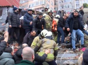 İstanbul'da patlama: 2 bina çöktü!