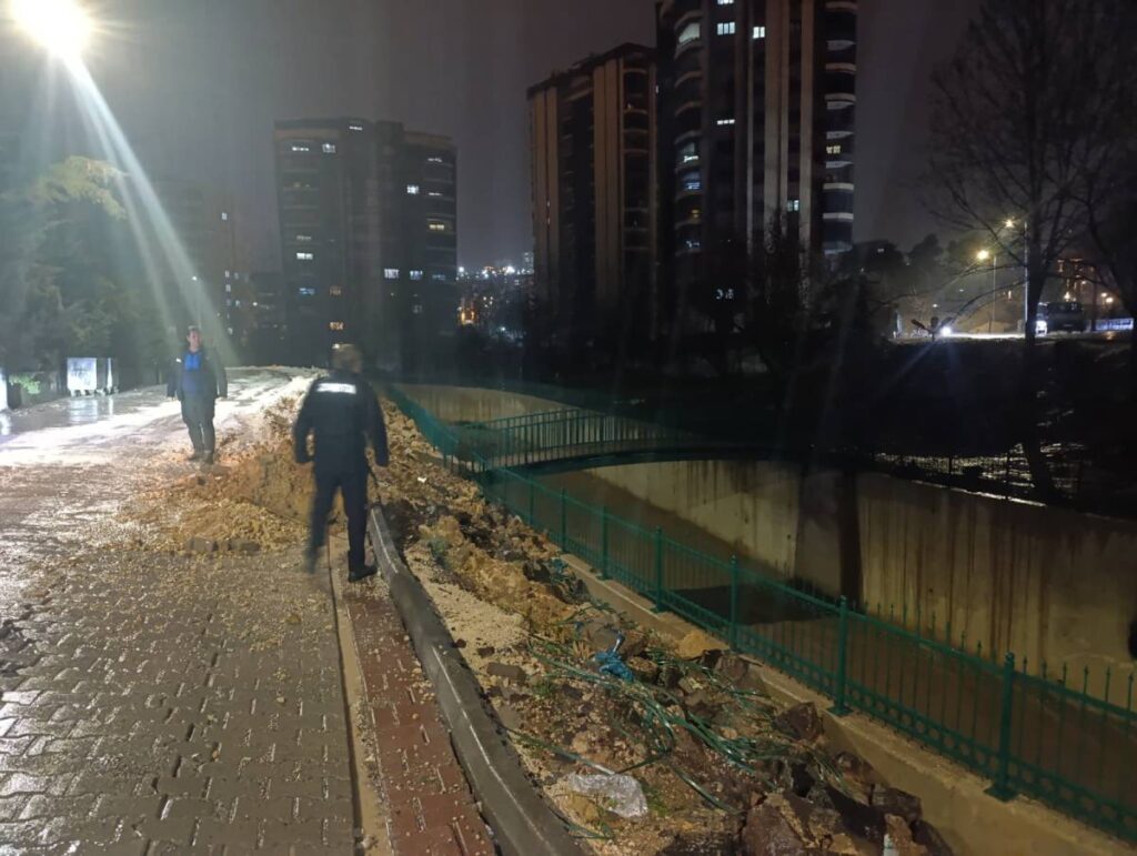 Karaköprü Belediyesi’nden sağanak yağış önlemi!