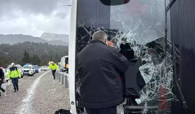 Konya'da yolcu otobüsü devrildi: Çok sayda yaralı var!