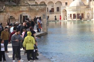 Ramazan ayında Balıklıgöl’e ziyaretçi akını!