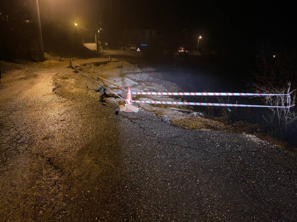 Sağanak yağış nedeniyle yol çöktü: Çok sayıda köy yolu kapandı