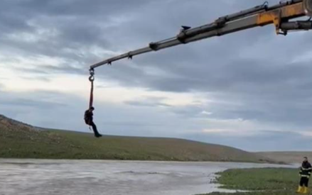 Şanlıurfa’da dereye kapılan traktör sürücüsü vinçle kurtarıldı!