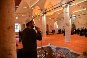 Şanlıurfa'da hasar gören tarihi cami yeniden ibadete açıldı!