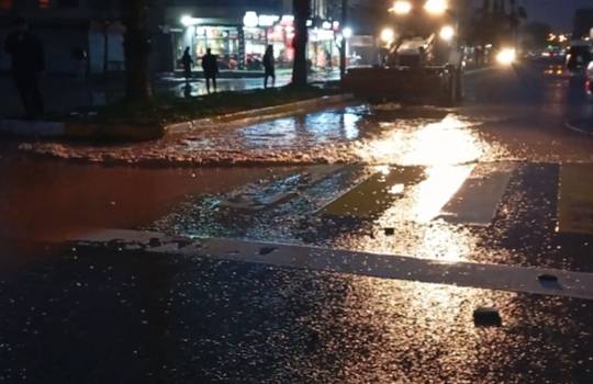 Şanlıurfa’da sağanak hayatı felç etti: Cadde sular altında kaldı!