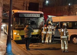 Servis minibüsü ile İETT otobüsü kafa kafaya çarpıştı!