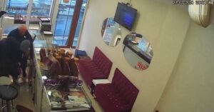 Silahlı kuyumcu soygunu: 1 buçuk kilo altınla kaçtılar! O anlar kamerada!