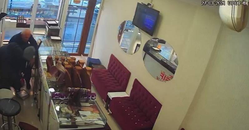Silahlı kuyumcu soygunu: 1 buçuk kilo altınla kaçtılar! O anlar kamerada!