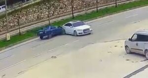 Sürücüsüz araç trafiğe çıktı: O anlar kamerada!