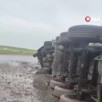 Tırın otomobilin üstüne devrildiği anlar kamerada!