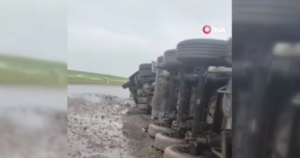 Tırın otomobilin üstüne devrildiği anlar kamerada!