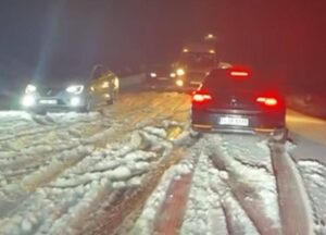 Urfa'da dolu ve kar yağışı hayatı felç etti!