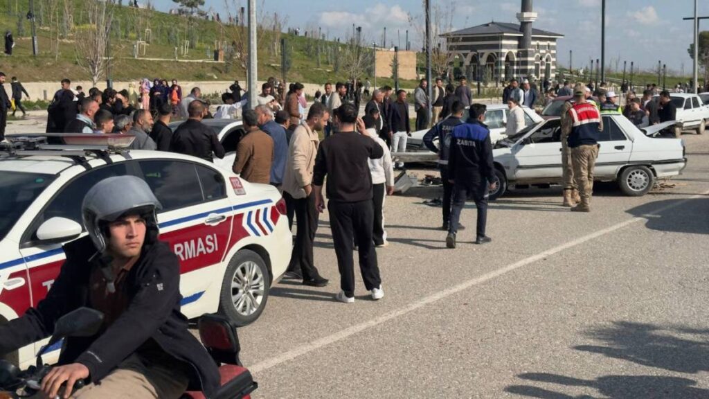 Urfa'da karşı şeride geçen otomobil ters döndü!