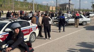 Urfa'da karşı şeride geçen otomobil ters döndü!