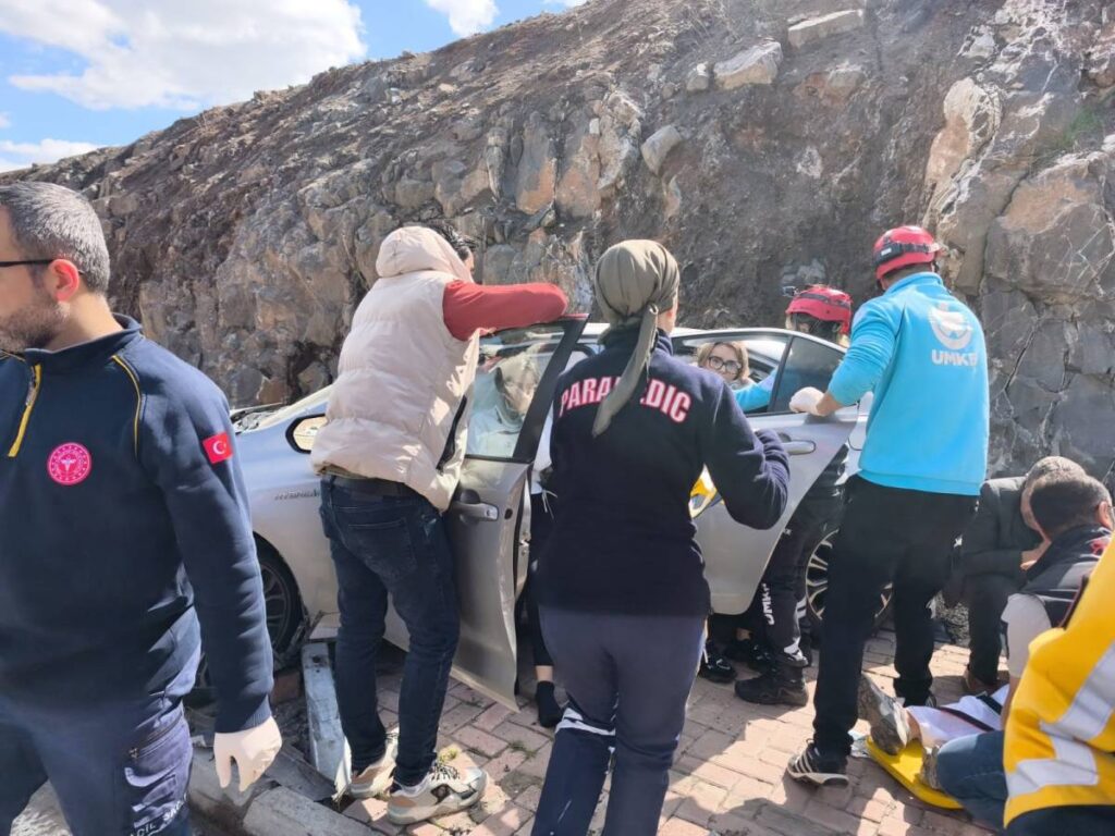 Urfa'da kontrolden çıkan otomobil bariyerlere çarptı!