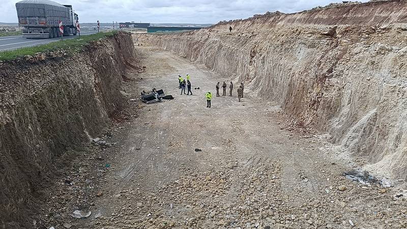 Urfa'da otomobil çukura devrildi: Feci kazada ölü ve yaralı var!