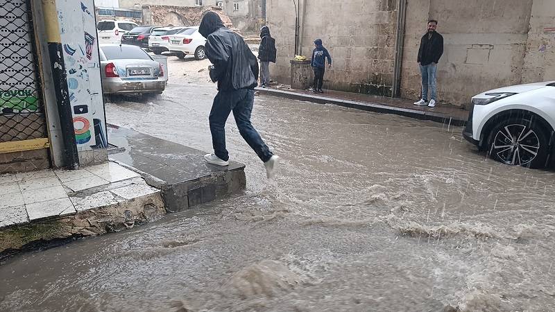 Urfa'da sağanak yağış cadde ve sokakları göle çevirdi!