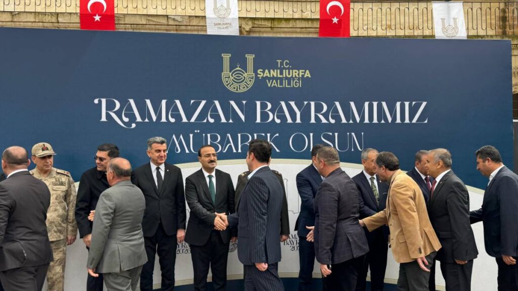 Vali Şıldak vatandaşlarla bayramlaştı!