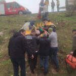 Yol kenarına devrilen otomobilin sürücüsü yaralandı!