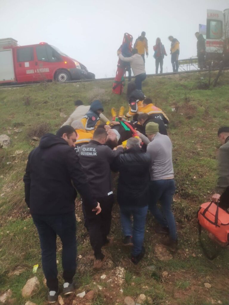 Yol kenarına devrilen otomobilin sürücüsü yaralandı!