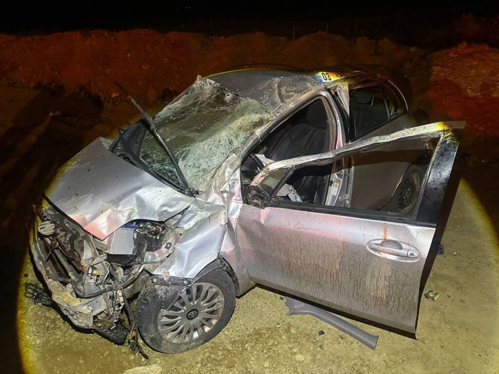 Araç adeta hurdaya döndü! Biri ağır 2 kişi yaralandı!