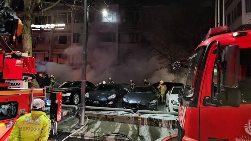 Araç kiralama şirketindeki araçlar küle döndü! O anlar kamerada!