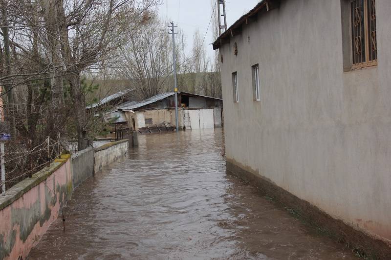 Baraj taştı! Köy tamamen sular altında kaldı