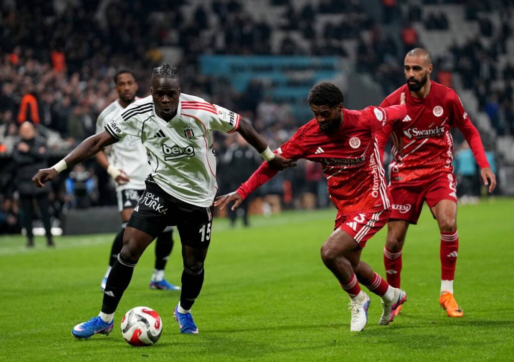 Beşiktaş sahasında, Antalyaspor'u mağlup etti