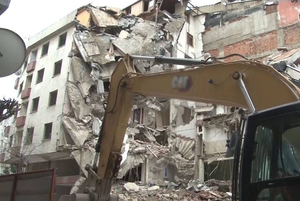 Bina yıkımı faciaya döndü: Bir çocuk öldü!