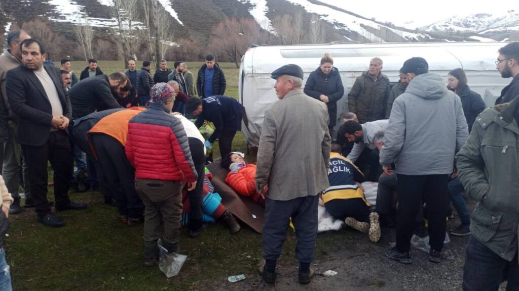 Dağcıları taşıyan minibüs takla attı: Çok sayıda yaralı var!