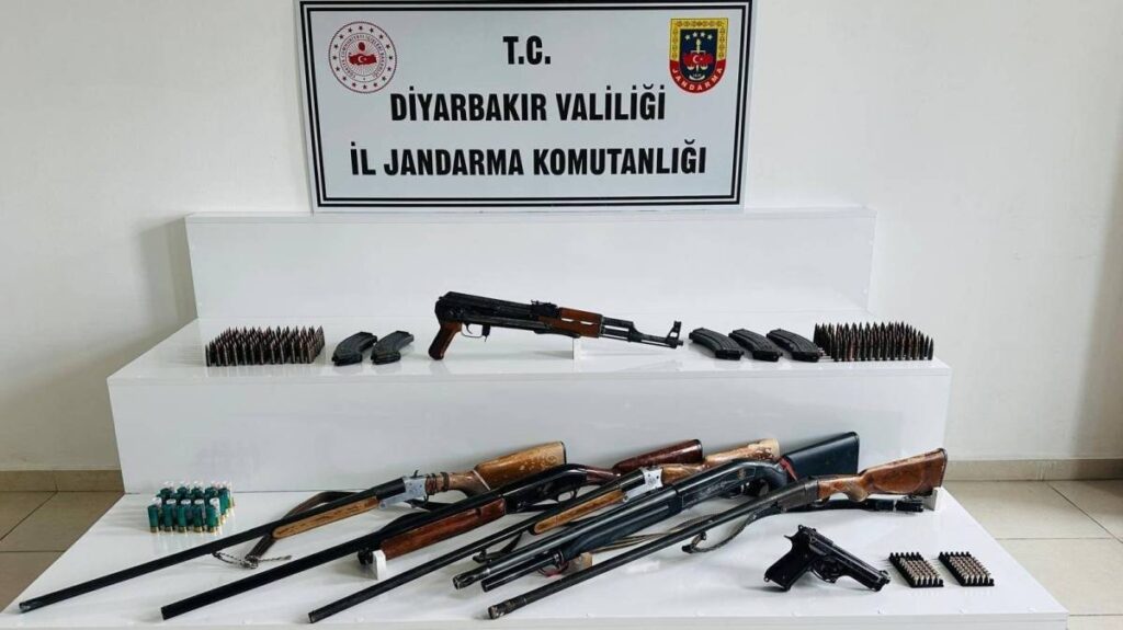 Diyarbakır'da kaçak silah operasyonu: Adeta cephanelik ele geçirildi!