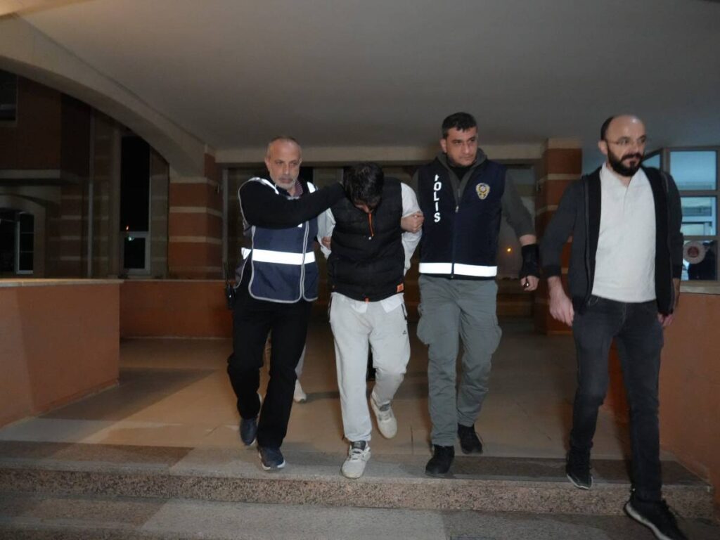 Eşini öldürüp 10 gün cesediyle yaşadı!