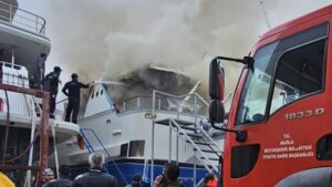 Eski kulüp başkanı Şener'in motoryatı cayır cayır yandı!