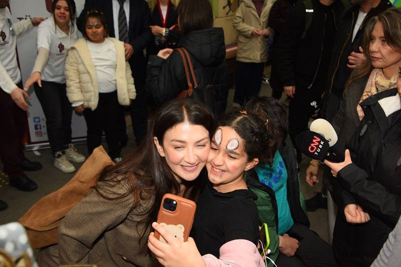 Eşref Rüya ekibinden tedavi gören çocuklara bayram sürprizi!