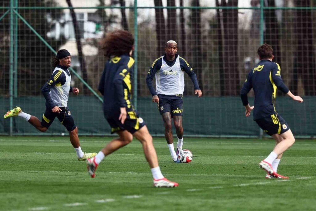 Fenerbahçe’de büyük deprem: 3 isimle yollar ayrıldı!