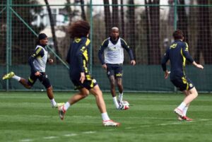 Fenerbahçe’de büyük deprem: 3 isimle yollar ayrıldı!